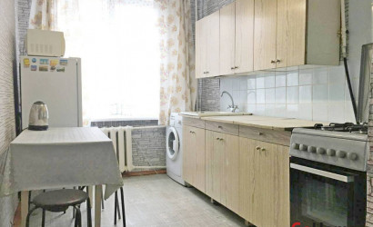 Снять 3-комнатную квартиру на сутки, Глуск, улица Кирова. Фото 1