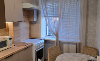 Снять 2-комнатную квартиру на сутки, Дзержинск, ул. Карла Маркса, д. 12. Фото 1