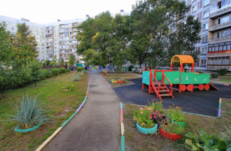 В ЖКХ рассказали, можно ли украсить двор лебедями из шин и игрушками