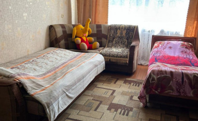 Снять 3-комнатную квартиру на сутки, Ельск, Комарова, 2. Фото 1