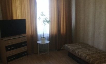 Снять 1-комнатную квартиру на сутки, Фаниполь, Комсомольская 10. Фото 1