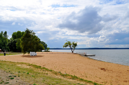Пострадавший от урагана пляж Заславского водохранилища расширяют