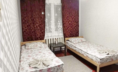 Снять 2-комнатную квартиру на сутки, Лельчицы, Победы улица, 25. Фото 1
