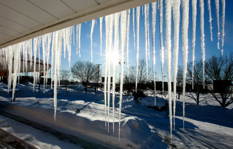 На крыше дома сосульки. Куда обращаться?