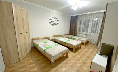 Снять 4-комнатную квартиру на сутки, Пружаны, 8 Марта, дом 9. Фото 1